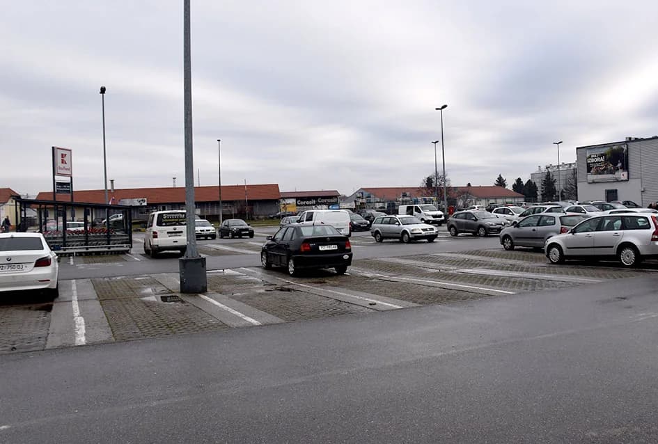Ovako izgledaju parkirališta pred prodajnim centrima