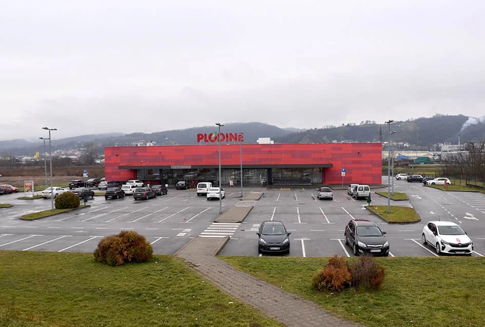 Ovako izgledaju parkirališta pred prodajnim centrima