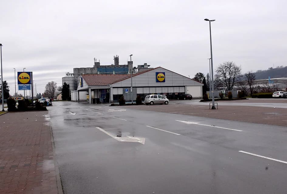 Ovako izgledaju parkirališta pred prodajnim centrima