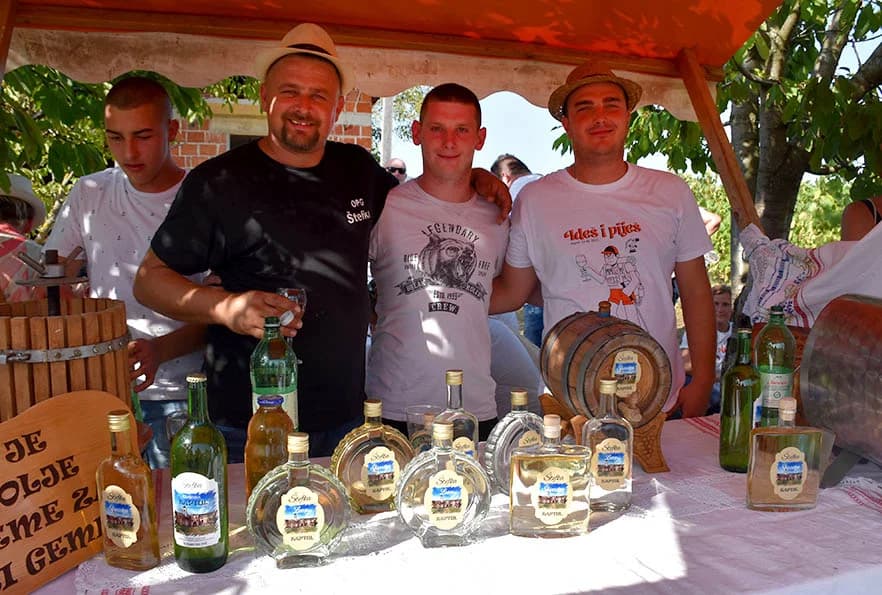 [FOTOGALERIJA] Uz jelo i piće kaptolačkim vinogradima prošlo više od četiri stotine sudionika