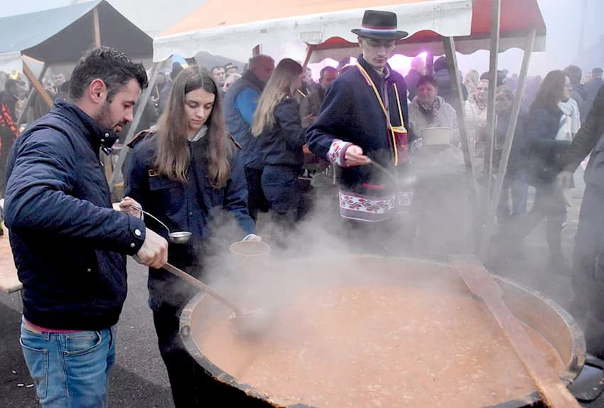 UZ ŠIMU JOVANOVCA I ŽETEOCE PROSLAVLJENO VINCELOVO U VETOVU: U slast ʼplanuloʼ 500 litara graha