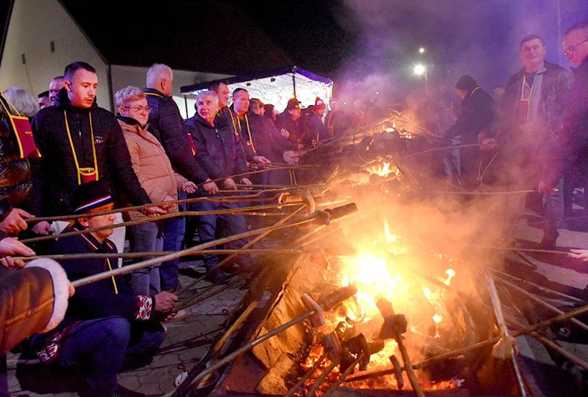 UZ ŠIMU JOVANOVCA I ŽETEOCE PROSLAVLJENO VINCELOVO U VETOVU: U slast ʼplanuloʼ 500 litara graha