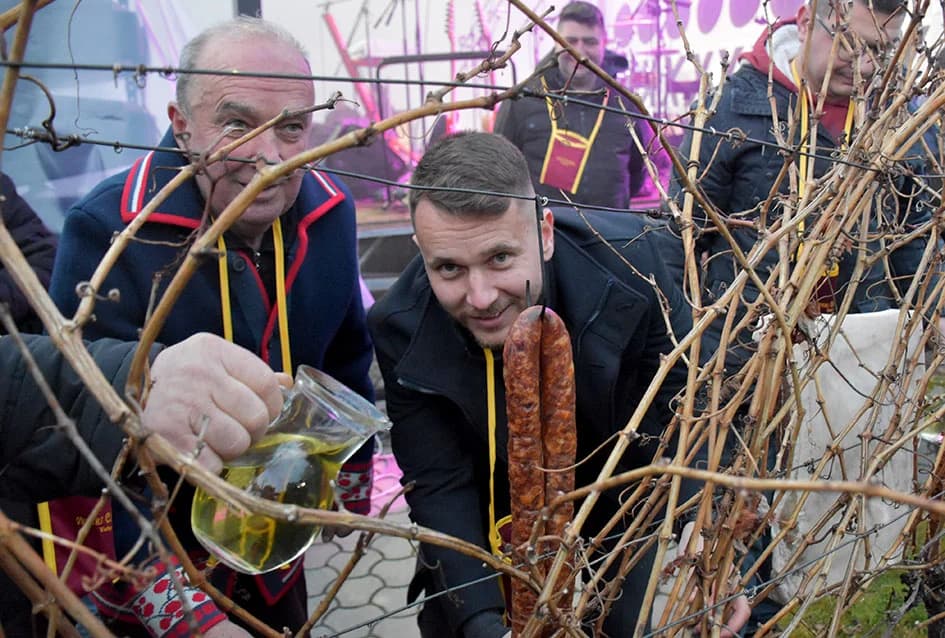 UZ ŠIMU JOVANOVCA I ŽETEOCE PROSLAVLJENO VINCELOVO U VETOVU: U slast ʼplanuloʼ 500 litara graha