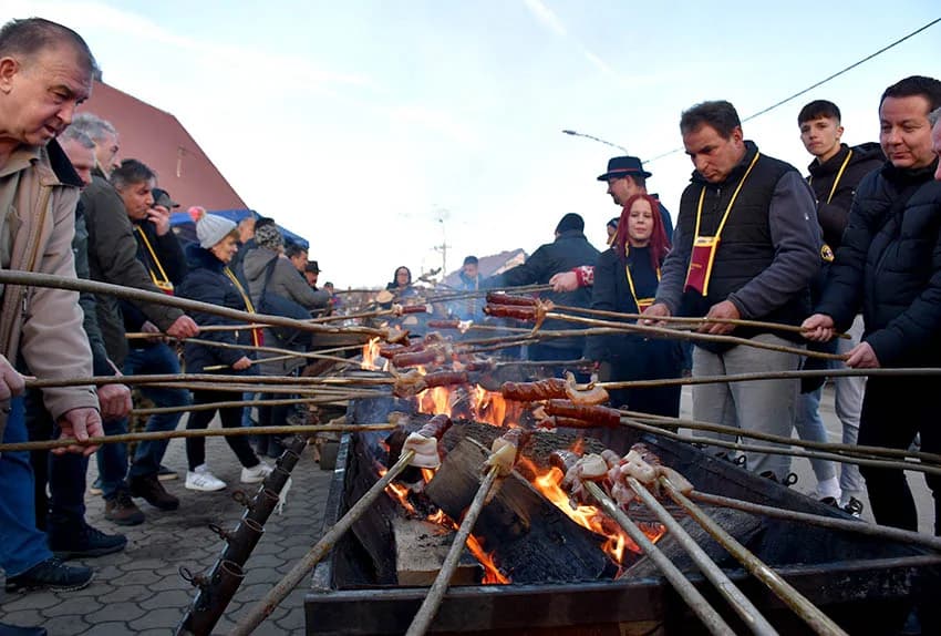UZ ŠIMU JOVANOVCA I ŽETEOCE PROSLAVLJENO VINCELOVO U VETOVU: U slast ʼplanuloʼ 500 litara graha
