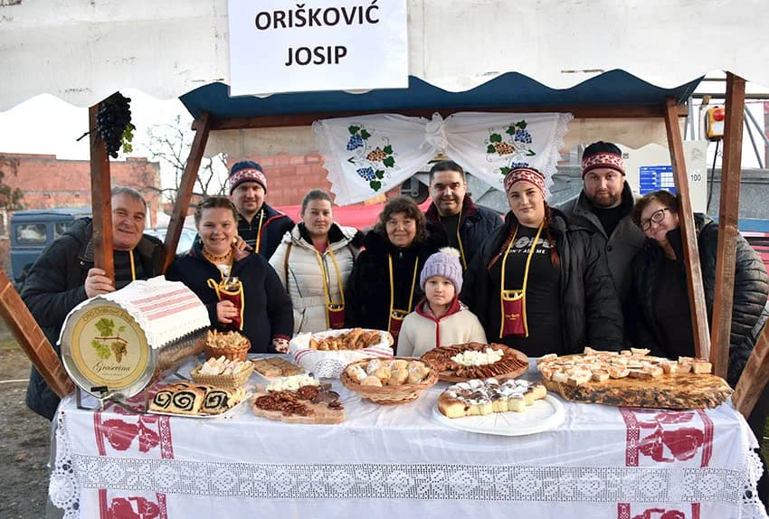 UZ ŠIMU JOVANOVCA I ŽETEOCE PROSLAVLJENO VINCELOVO U VETOVU: U slast ʼplanuloʼ 500 litara graha