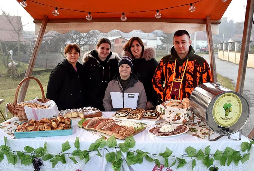 UZ ŠIMU JOVANOVCA I ŽETEOCE PROSLAVLJENO VINCELOVO U VETOVU: U slast ʼplanuloʼ 500 litara graha