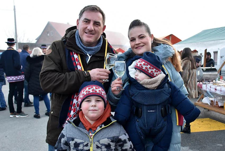 UZ ŠIMU JOVANOVCA I ŽETEOCE PROSLAVLJENO VINCELOVO U VETOVU: U slast ʼplanuloʼ 500 litara graha
