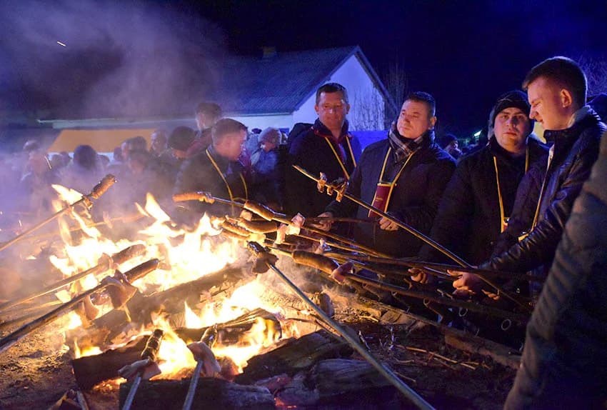 UZ ŠIMU JOVANOVCA I ŽETEOCE PROSLAVLJENO VINCELOVO U VETOVU: U slast ʼplanuloʼ 500 litara graha