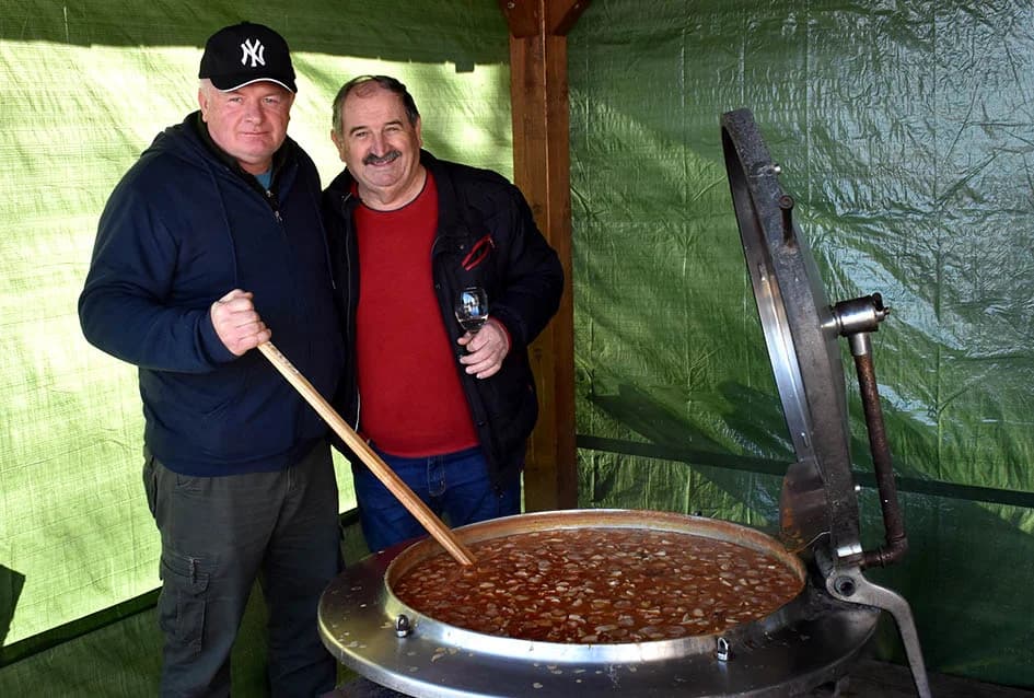 Na Starcu obilježili Vincelovo uz blagoslov vinove loze, pjesmu i druženje