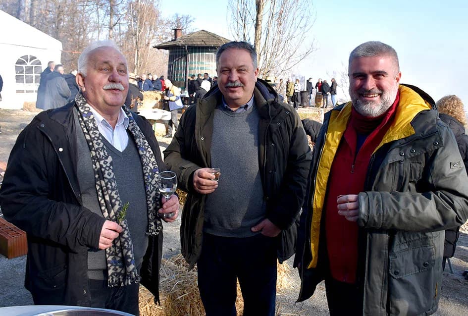 Na Starcu obilježili Vincelovo uz blagoslov vinove loze, pjesmu i druženje