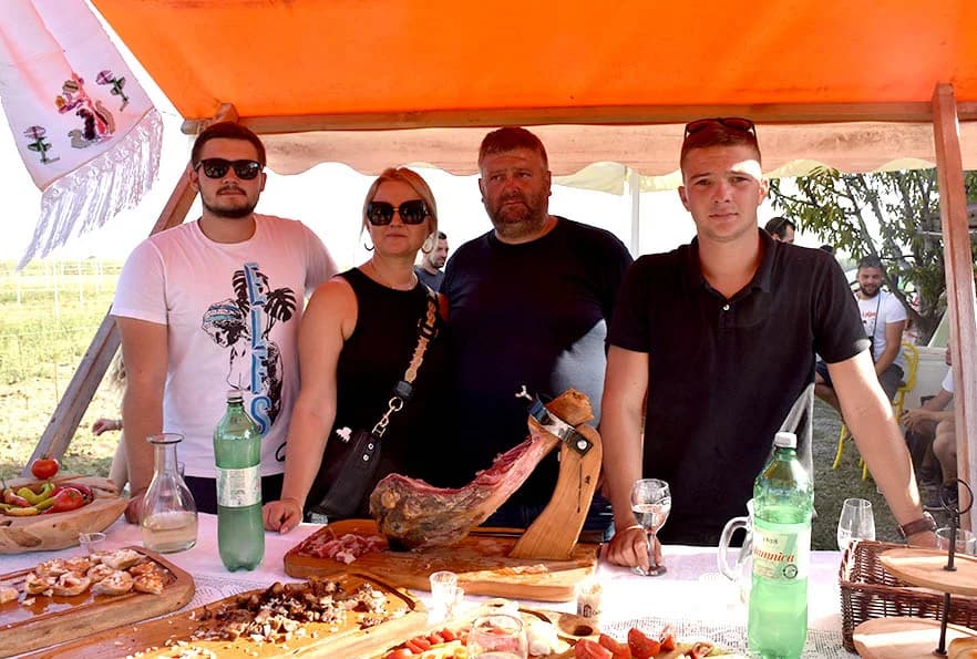 [FOTOGALERIJA] Uz jelo i piće kaptolačkim vinogradima prošlo više od četiri stotine sudionika