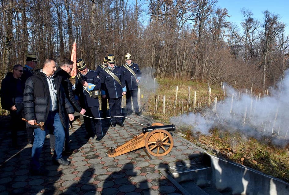 Na Starcu obilježili Vincelovo uz blagoslov vinove loze, pjesmu i druženje
