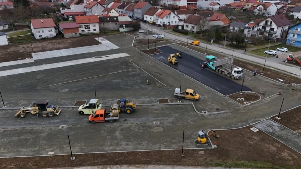 Napreduje izgradnja na novoj gradskoj tržnici u Požegi: Izvode se radovi na asfaltiranju plohe