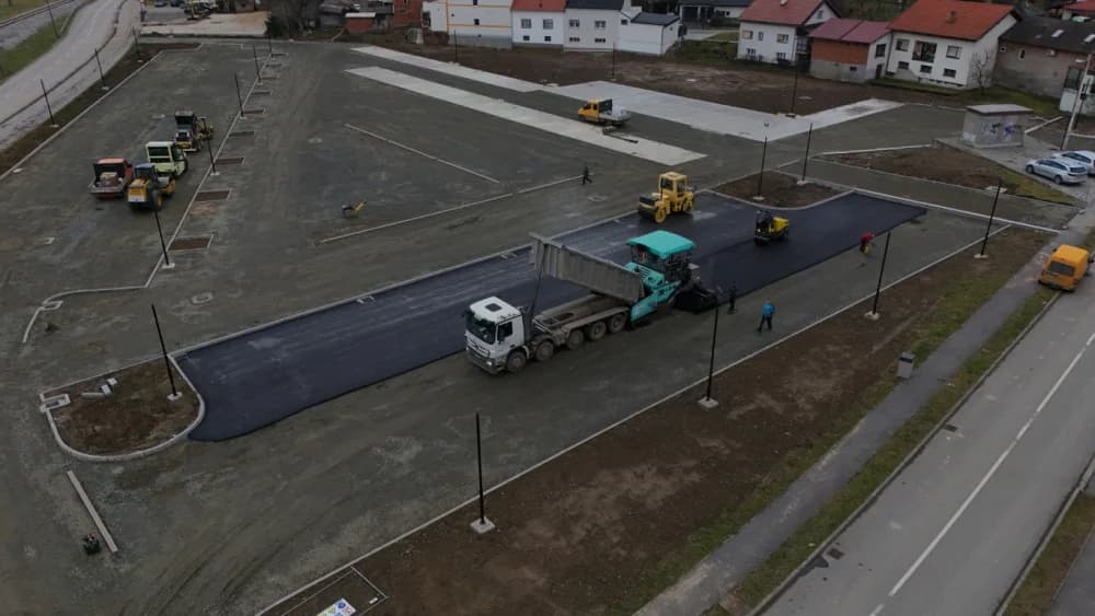 Napreduje izgradnja na novoj gradskoj tržnici u Požegi: Izvode se radovi na asfaltiranju plohe
