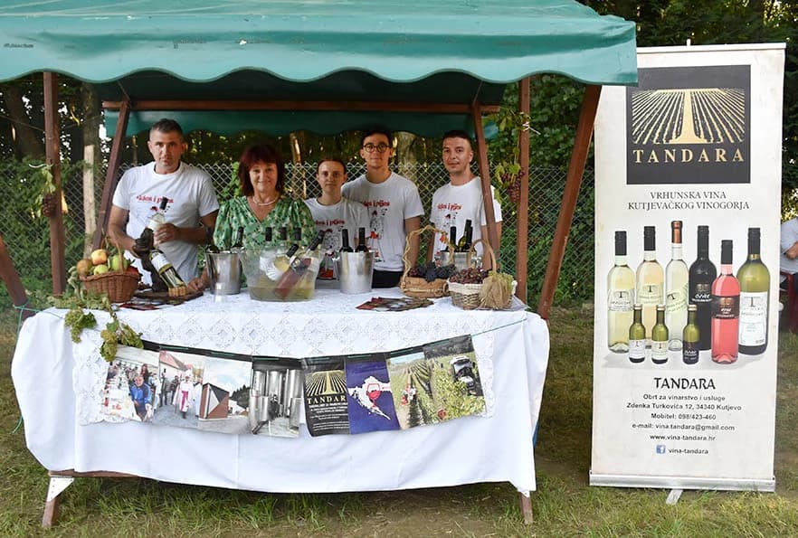[FOTOGALERIJA] Uz jelo i piće kaptolačkim vinogradima prošlo više od četiri stotine sudionika