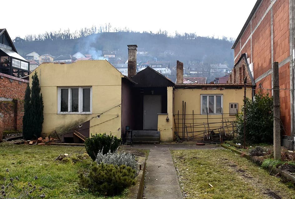 S TUGOM POŽEŽANI SE OPRAŠTAJU OD ĆIRE: Na dan smrti srušen krov rodne kuće