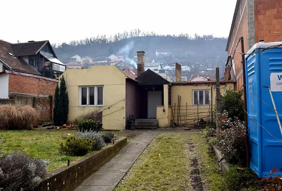 S TUGOM POŽEŽANI SE OPRAŠTAJU OD ĆIRE: Na dan smrti srušen krov rodne kuće