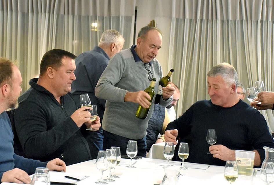 POČELA ZIMSKA ŠKOLA UDRUGE „VINO-KAP“ IZ KAPTOLA Ocjenjivanje vina članova Udruge