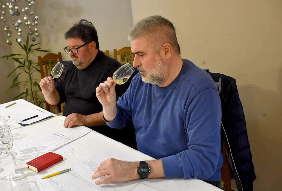 POČELA ZIMSKA ŠKOLA UDRUGE „VINO-KAP“ IZ KAPTOLA Ocjenjivanje vina članova Udruge