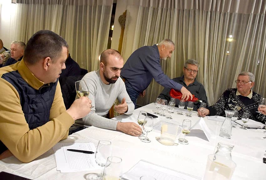 POČELA ZIMSKA ŠKOLA UDRUGE „VINO-KAP“ IZ KAPTOLA Ocjenjivanje vina članova Udruge