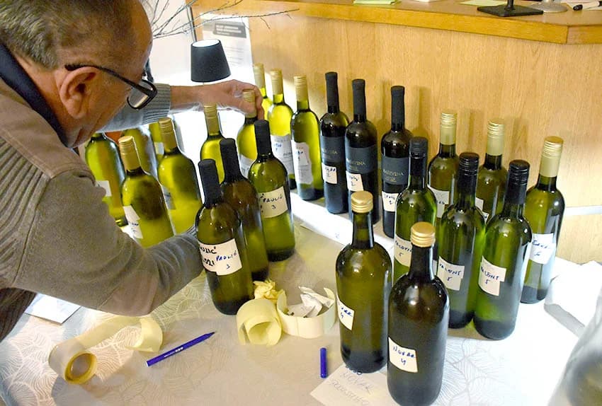 POČELA ZIMSKA ŠKOLA UDRUGE „VINO-KAP“ IZ KAPTOLA Ocjenjivanje vina članova Udruge