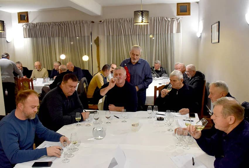 POČELA ZIMSKA ŠKOLA UDRUGE „VINO-KAP“ IZ KAPTOLA Ocjenjivanje vina članova Udruge