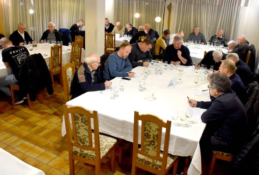 POČELA ZIMSKA ŠKOLA UDRUGE „VINO-KAP“ IZ KAPTOLA Ocjenjivanje vina članova Udruge