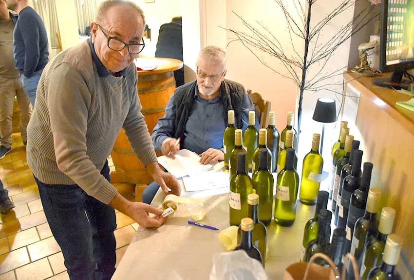 POČELA ZIMSKA ŠKOLA UDRUGE „VINO-KAP“ IZ KAPTOLA Ocjenjivanje vina članova Udruge