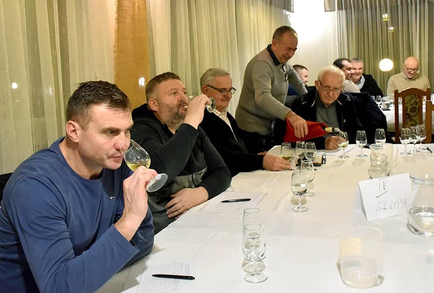 POČELA ZIMSKA ŠKOLA UDRUGE „VINO-KAP“ IZ KAPTOLA Ocjenjivanje vina članova Udruge