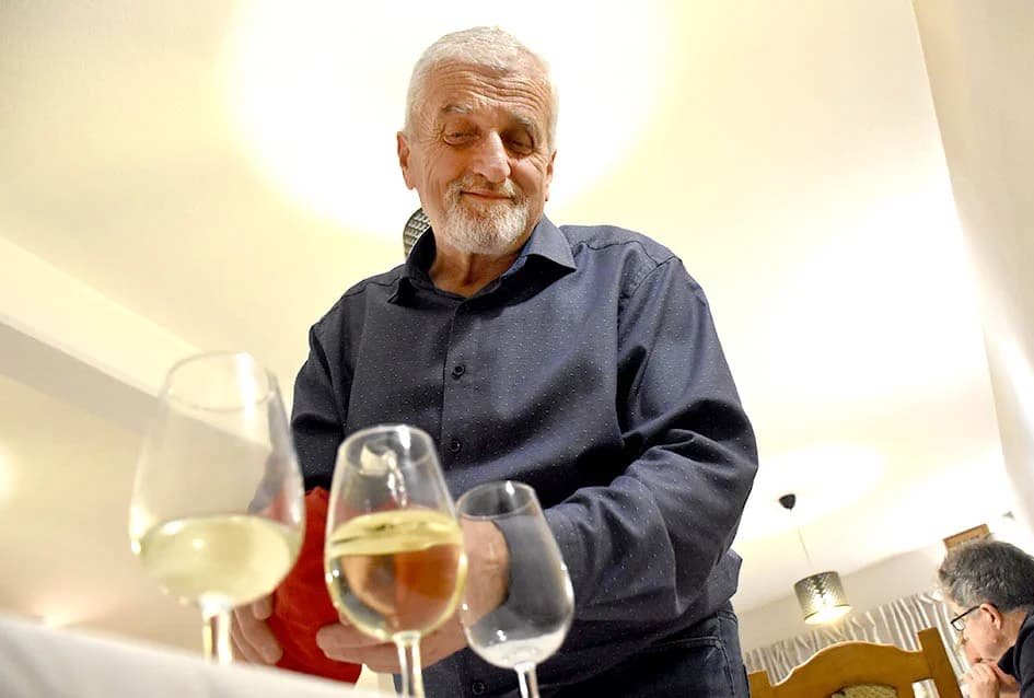 POČELA ZIMSKA ŠKOLA UDRUGE „VINO-KAP“ IZ KAPTOLA Ocjenjivanje vina članova Udruge