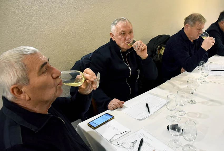 POČELA ZIMSKA ŠKOLA UDRUGE „VINO-KAP“ IZ KAPTOLA Ocjenjivanje vina članova Udruge
