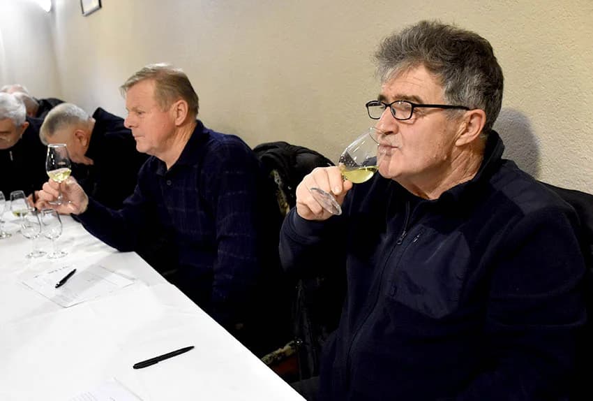 POČELA ZIMSKA ŠKOLA UDRUGE „VINO-KAP“ IZ KAPTOLA Ocjenjivanje vina članova Udruge