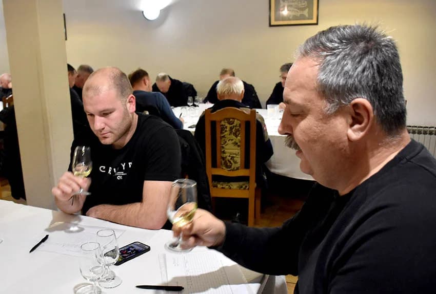 POČELA ZIMSKA ŠKOLA UDRUGE „VINO-KAP“ IZ KAPTOLA Ocjenjivanje vina članova Udruge