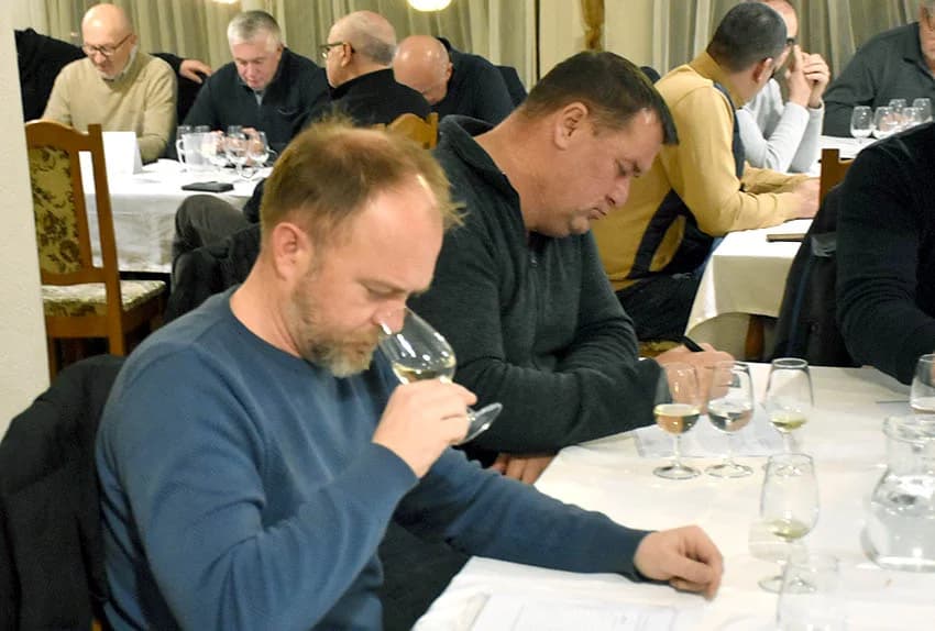 POČELA ZIMSKA ŠKOLA UDRUGE „VINO-KAP“ IZ KAPTOLA Ocjenjivanje vina članova Udruge