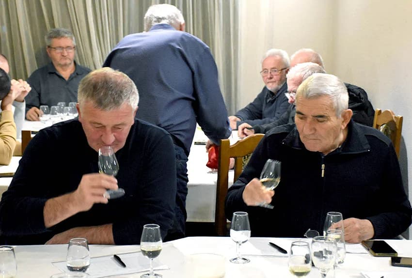 POČELA ZIMSKA ŠKOLA UDRUGE „VINO-KAP“ IZ KAPTOLA Ocjenjivanje vina članova Udruge