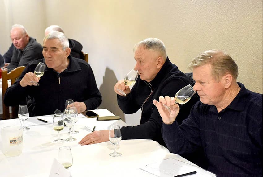 POČELA ZIMSKA ŠKOLA UDRUGE „VINO-KAP“ IZ KAPTOLA Ocjenjivanje vina članova Udruge