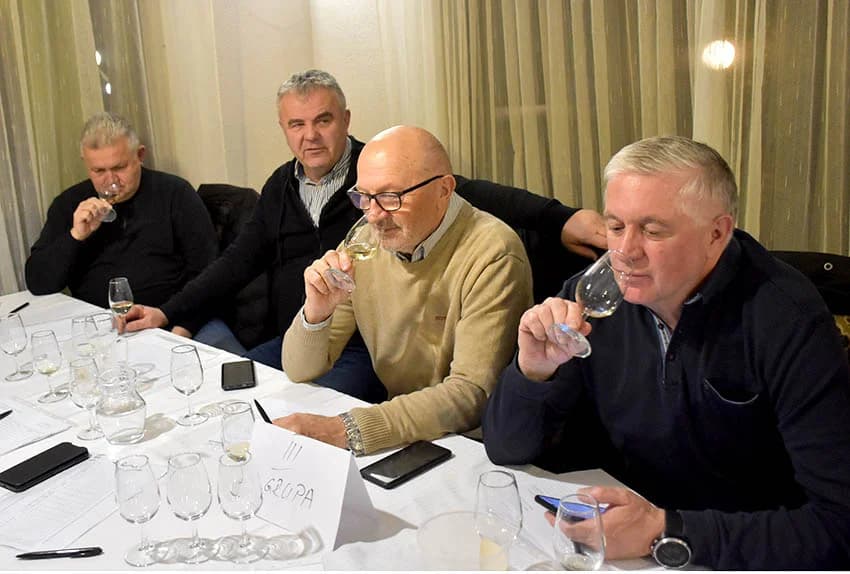 POČELA ZIMSKA ŠKOLA UDRUGE „VINO-KAP“ IZ KAPTOLA Ocjenjivanje vina članova Udruge