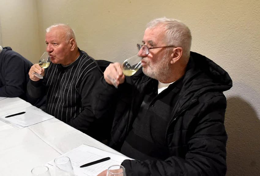 POČELA ZIMSKA ŠKOLA UDRUGE „VINO-KAP“ IZ KAPTOLA Ocjenjivanje vina članova Udruge