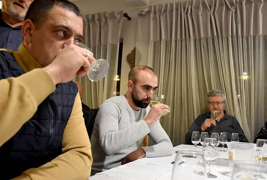 POČELA ZIMSKA ŠKOLA UDRUGE „VINO-KAP“ IZ KAPTOLA Ocjenjivanje vina članova Udruge