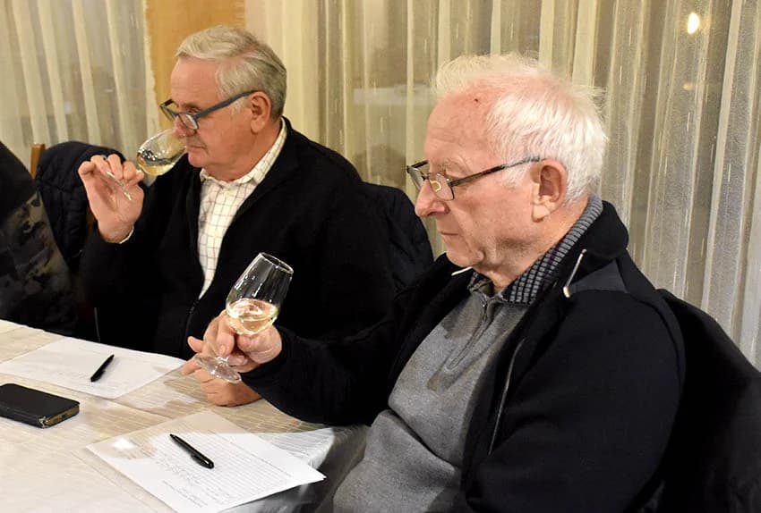 POČELA ZIMSKA ŠKOLA UDRUGE „VINO-KAP“ IZ KAPTOLA Ocjenjivanje vina članova Udruge