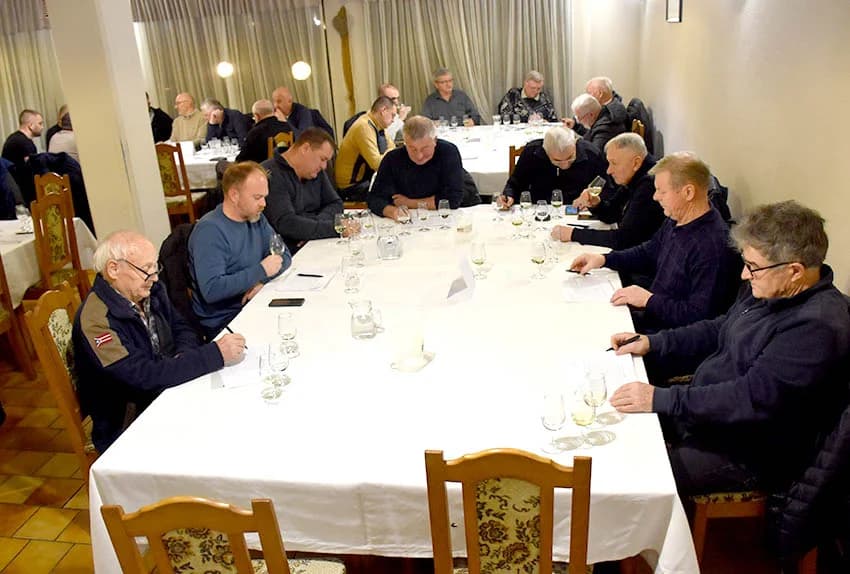 POČELA ZIMSKA ŠKOLA UDRUGE „VINO-KAP“ IZ KAPTOLA Ocjenjivanje vina članova Udruge