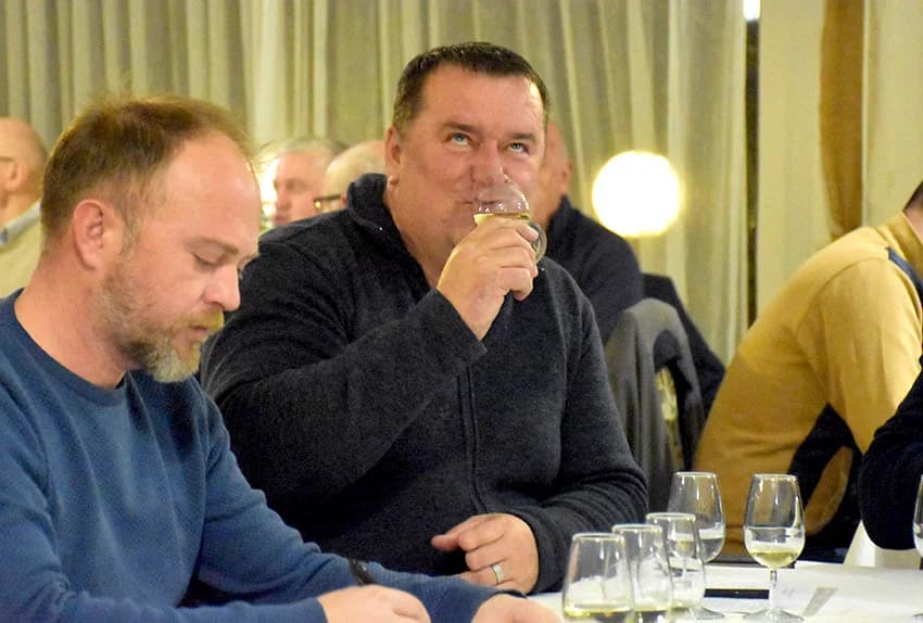 POČELA ZIMSKA ŠKOLA UDRUGE „VINO-KAP“ IZ KAPTOLA Ocjenjivanje vina članova Udruge