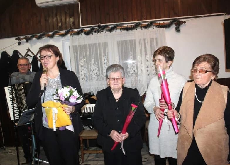 Podjelom crvenih karanfila proslavili Marinje
