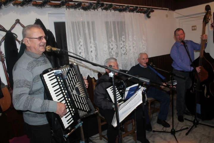 Podjelom crvenih karanfila proslavili Marinje