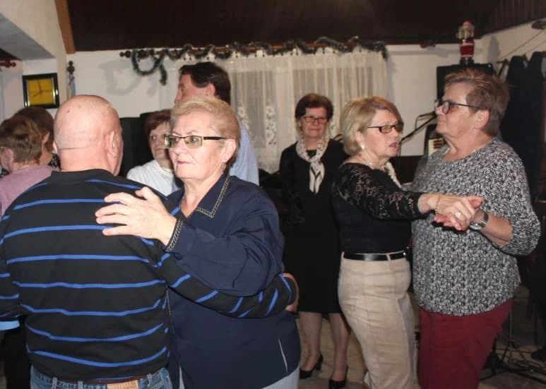 Podjelom crvenih karanfila proslavili Marinje