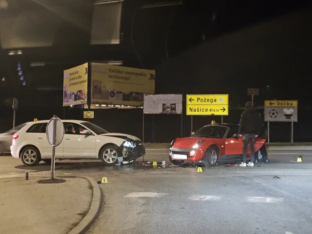 (FOTO) Prometna nesreće s većom materijalnom štetom na raskrižju Osječke i Šokačke ulice u Požegi