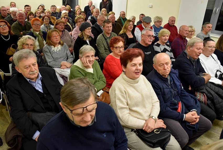 PLETERNIČKA KNJIŽNICA: Otvorena izložbe slika Natalije Čerti iz Požege