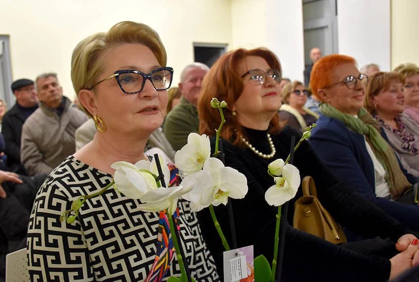 PLETERNIČKA KNJIŽNICA: Otvorena izložbe slika Natalije Čerti iz Požege
