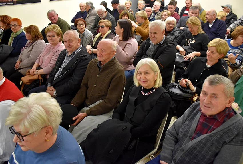 PLETERNIČKA KNJIŽNICA: Otvorena izložbe slika Natalije Čerti iz Požege
