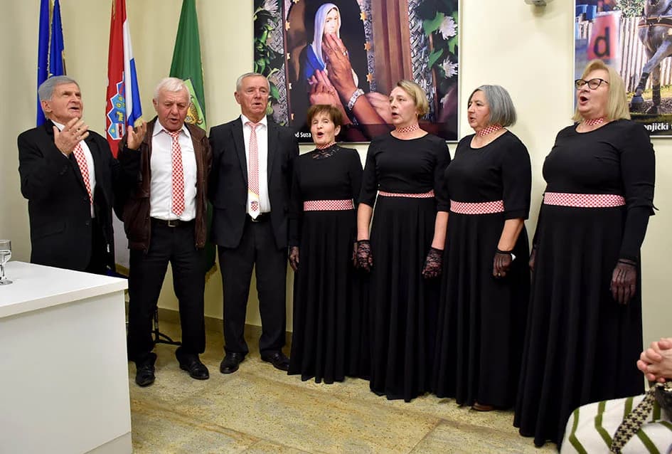 PLETERNIČKA KNJIŽNICA: Otvorena izložbe slika Natalije Čerti iz Požege